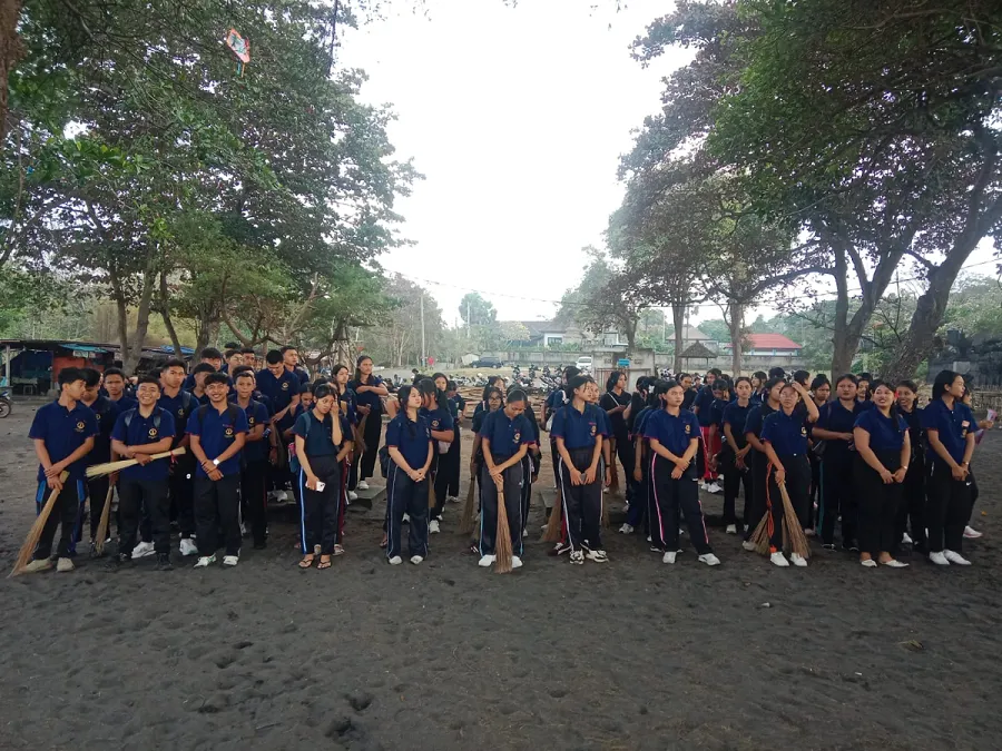 Awali Perkuliahan dengan Bali Clean Up, Mahasiswa Industri Perjalanan Tanamkan Kepedulian terhadap Lingkungan