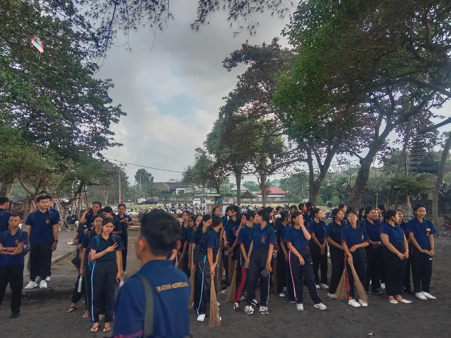 Awali Perkuliahan dengan Bali Clean Up, Mahasiswa Industri Perjalanan Tanamkan Kepedulian terhadap Lingkungan