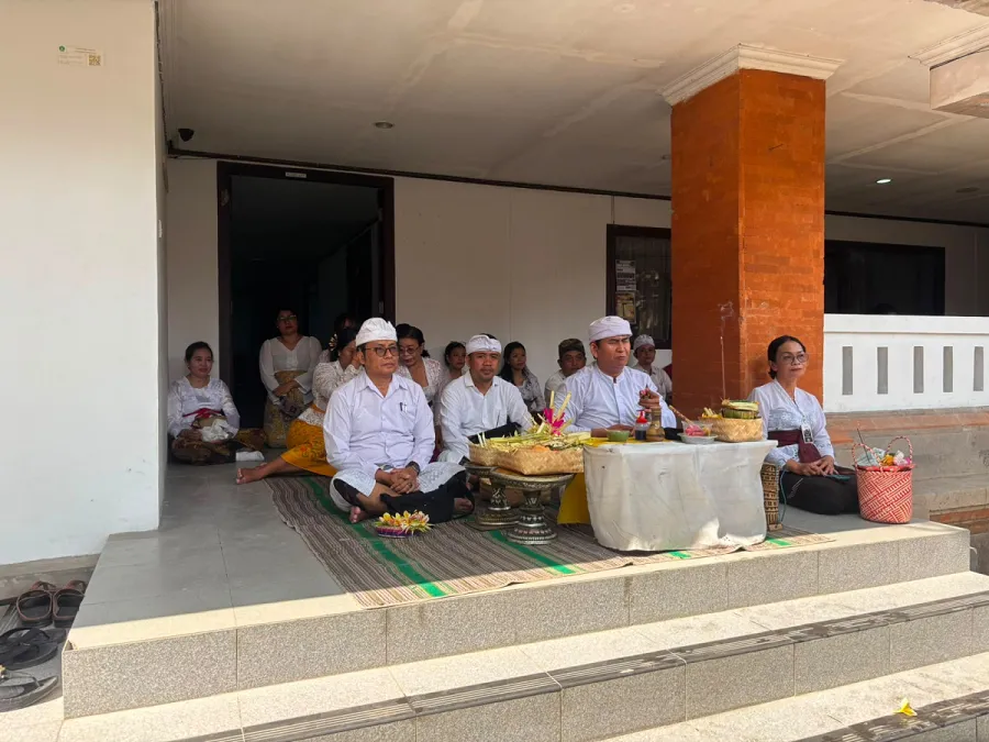 Civitas Fakultas Dharma Duta Gelar Persembahyangan Bersama di Tugu Karang Kampus Ratna
