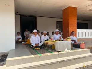 Civitas Fakultas Dharma Duta Gelar Persembahyangan Bersama di Tugu Karang Kampus Ratna