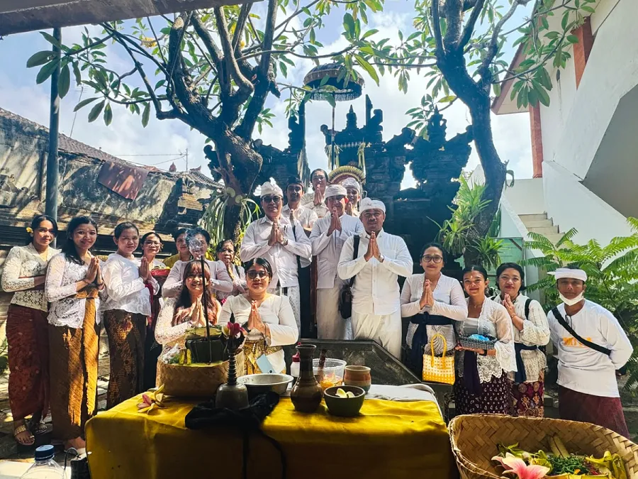Civitas Fakultas Dharma Duta Gelar Persembahyangan Bersama di Tugu Karang Kampus Ratna
