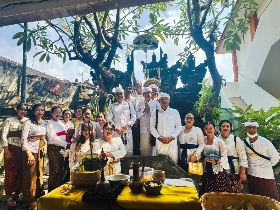 Civitas Fakultas Dharma Duta Gelar Persembahyangan Bersama di Tugu Karang Kampus Ratna